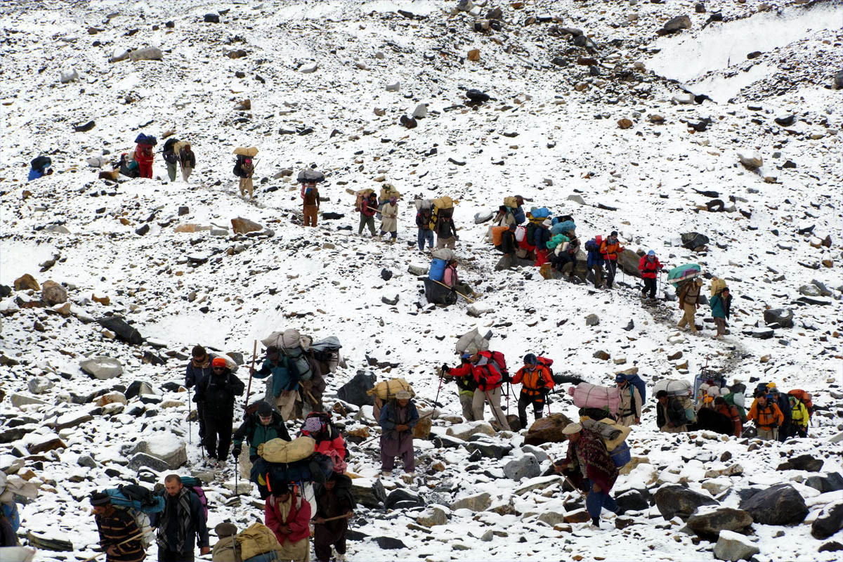 Portatori ed escursionisti sul Ghiacciaio Baltoro