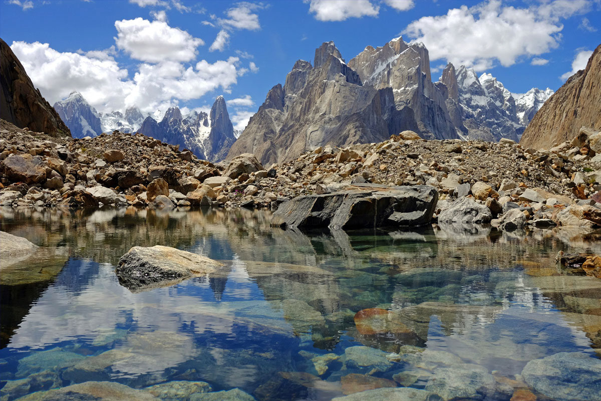 Jasné krystalové jezero, ledovec Baltoro, Pákistán